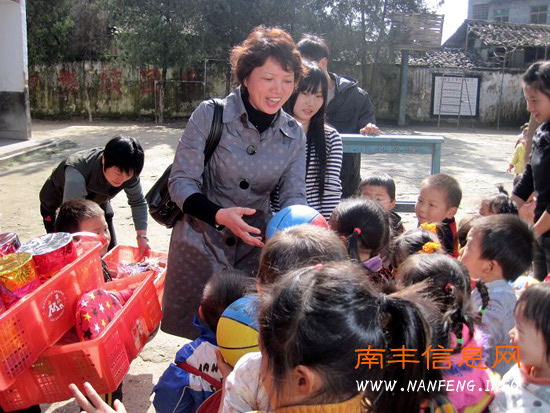 南丰县幼儿园深入三溪乡幼儿园进行帮扶指导