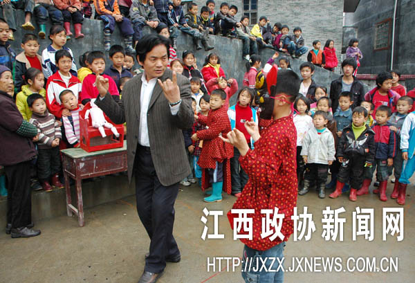 ����ʡ�Ϸ�����ЭίԱҶ�������ڸ�����Ϫ��ʯ�ʴ�Сѧָ��ѧ��ѧϰ����