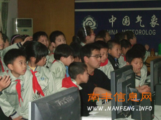 子固小学组织参观县气象站