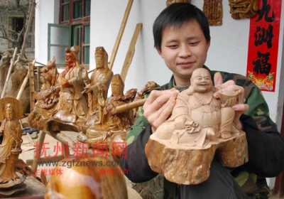 曾童良正在雕刻作品