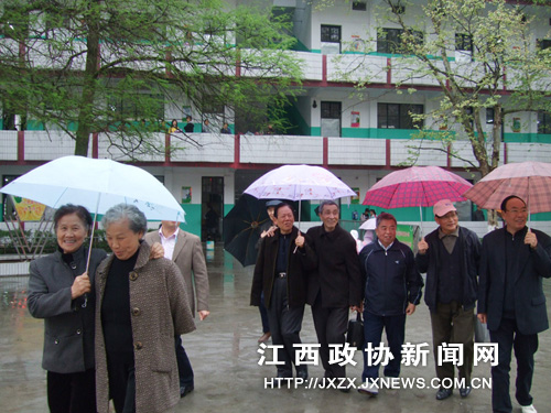 南丰县政协老委员视察学校安全教育