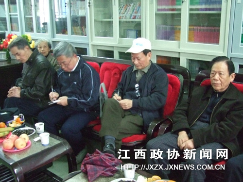 南丰县政协老委员视察学校安全教育