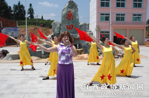 �ݳ�����ɣ�����Ļ��㳡�ݳ����ܵ�Ⱥ�ڵ����һ�ӭ��