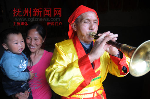 吴植亮老人在吹奏乐器