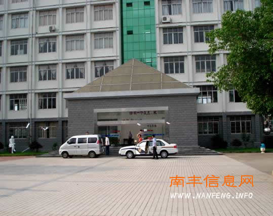 7时45分,试卷运送车辆准时到达考点