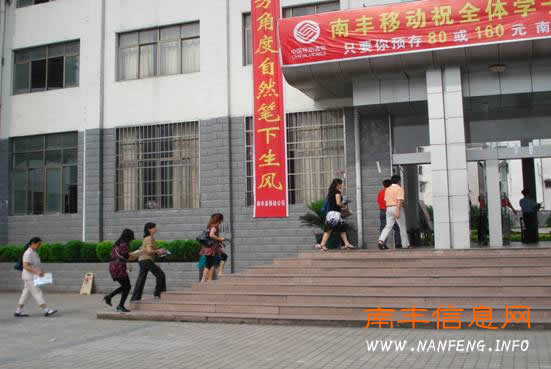 8点25分,监考老师三人一组抽签领卷直达考场