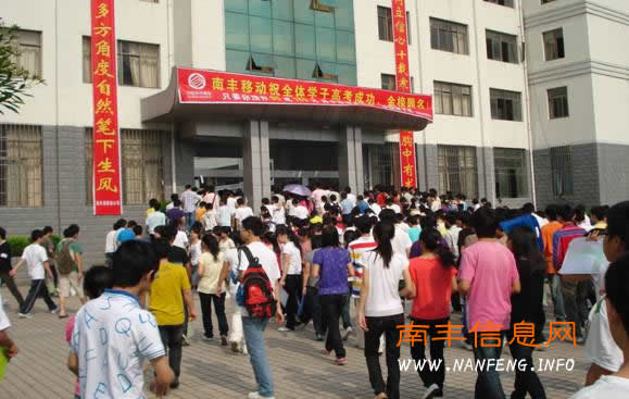 8点30分,进场铃响,考生有序进入考场