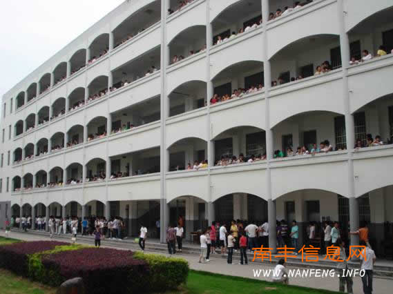 11点30分,考试结束铃终止,考生离开考场在教室走廊静候,待老师收完卷后再进考场收拾文具