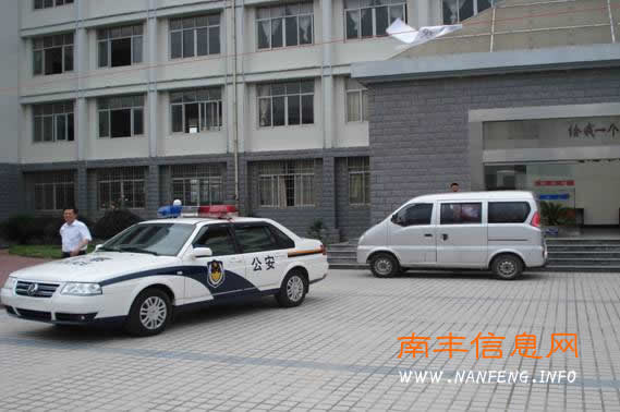 12点10分,工作人员收完卷后,离开考点返回试卷保密室