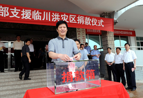 1000�������ص�Ա�ɲ�ְ����ͷ���ٴ�����Ⱥ�����Ԯ��