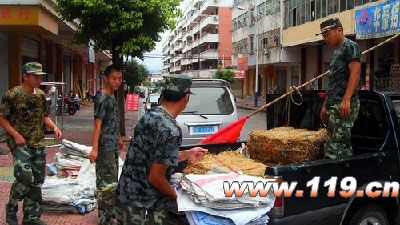 大队官兵携带编织袋等抗洪工具支援现场