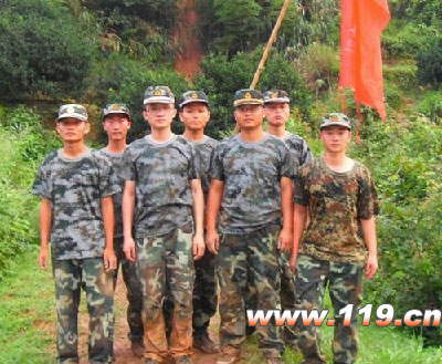 参加抢险的消防官兵