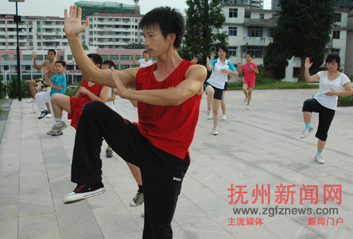 �Ϸ��سǵ���ٯ��԰�һ����������һȺ�ٶ�������