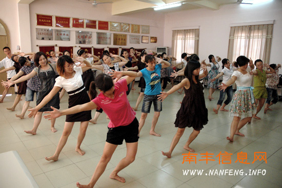 �Ϸ��ؾٰ������׶���ʦ��ǰ��ѵ