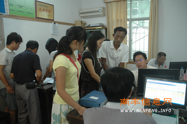 �Ϸ������ЭίԱ���� ����ƶ��ѧ����ѧ