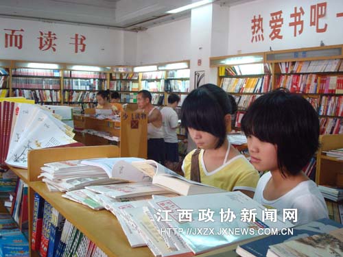 ͼΪ���գ�ʵ��Сѧ��ѧ�����»�����Ķ��Լ�ϲ����ͼ�飬��֪ʶ�ĺ����ﰿ�衣