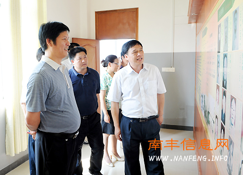 祝宏根深入南丰一中走访慰问教师