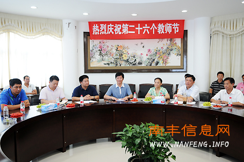 祝宏根深入南丰一中走访慰问教师