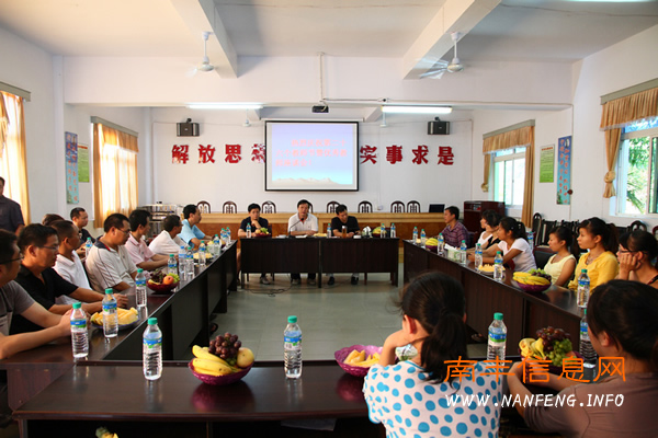 教师节前夕,纪委书记段云来在太和镇走访教师