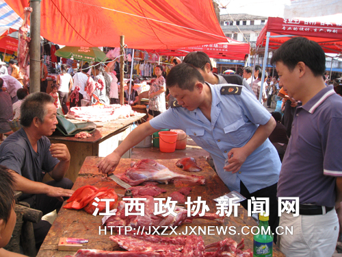 ͼΪִ����Ա�ڰ�����ũó�г�����±��������ʳƷ��