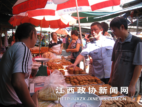 ͼΪִ����Ա�ڰ�����ũó�г�����±��������ʳƷ��