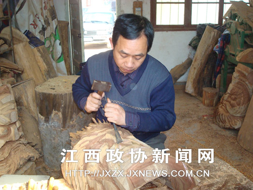 罗春明在工作室进行傩面具雕刻