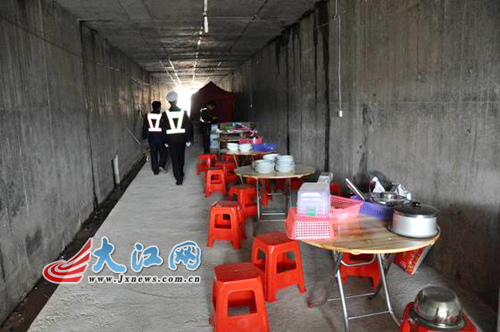 济广高速公路南丰停车区的涵洞变成了饭店