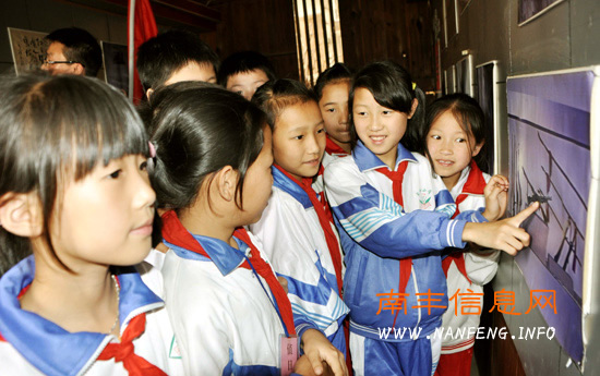 小学生迎“六一”感受红色文化