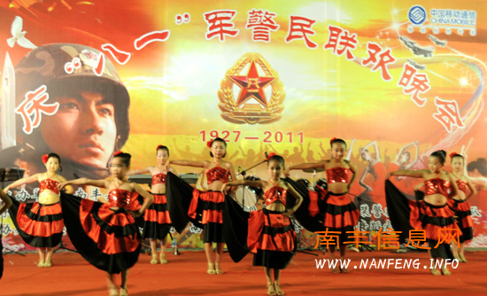 南丰县开展庆“八一”文艺进军营活动