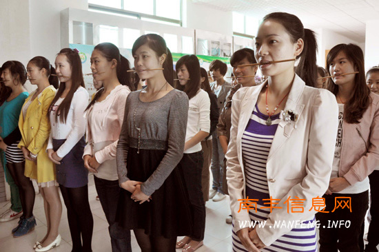 �Ϸ������ν���Ա��ѵ���ѧԱ����ҧ�����ϰ΢Ц����