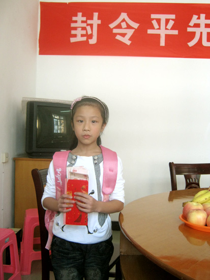 南丰县附属小学的三楼会议室举办了封令平先生爱心助学仪式