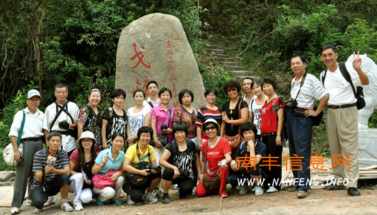 �Ϸ��������ѧ��֯ѧԱ�ι۸���ʯ����������ò