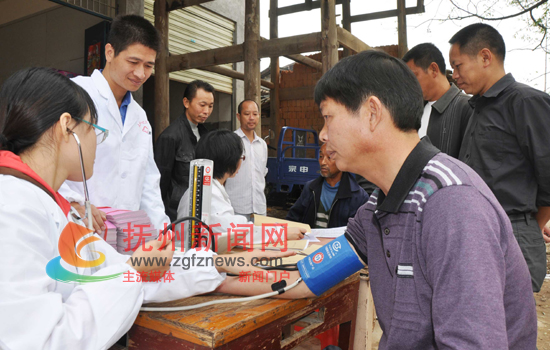 �Ϸ���̫����ҽԺҽ����Ա���ڸ�������Ϊũ����Ѳ���Ѫѹ