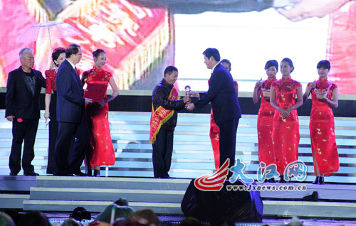 �Ϸ���ί���ף������س�����ΰΪ�����佱