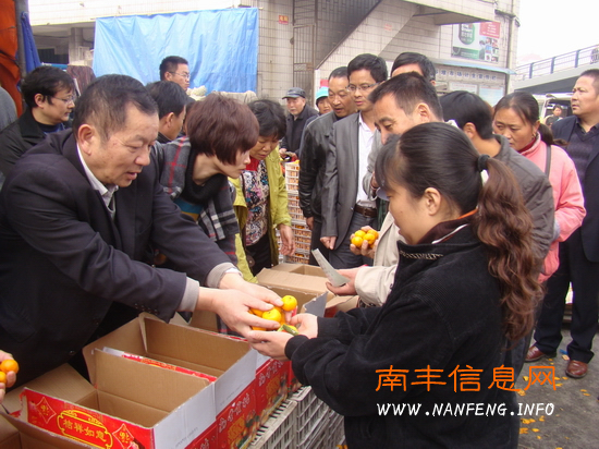 江西省南丰县政协主席李履才亲自“吆喝”,派发南丰蜜桔
