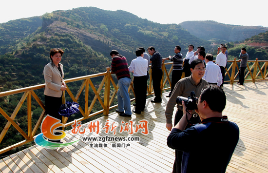 游客在官陂上乐园赏桔留影