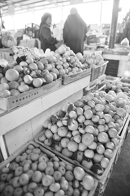 南丰蜜桔摊前少人问津