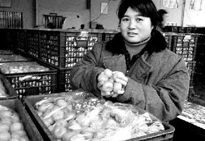 南丰桔农手捧蜜桔眼中充满期盼