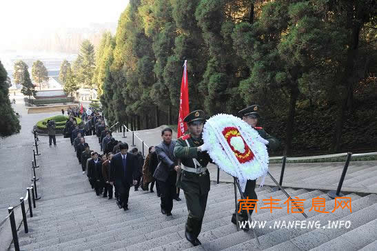 向革命烈士敬献花圈