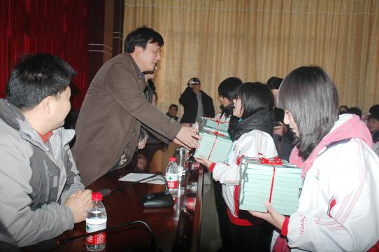 县纪委领导为南丰一中学生捐赠“廉签”