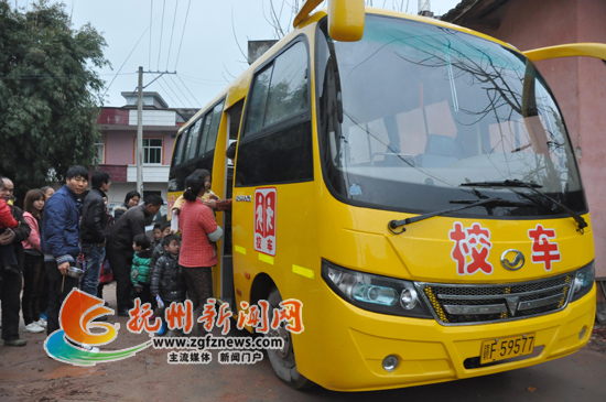 南丰县市山镇梅溪村的孩子们坐上安全校车