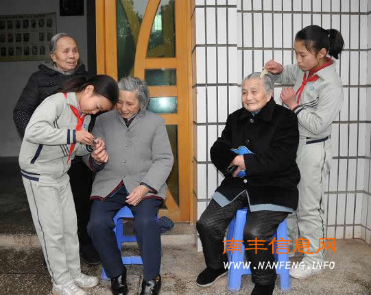子固小学生在敬老院开展“关爱老人”活动