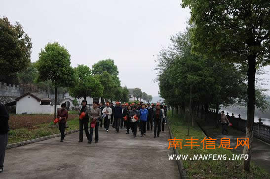 南丰县委老干局组织老干部游览我县部分景点