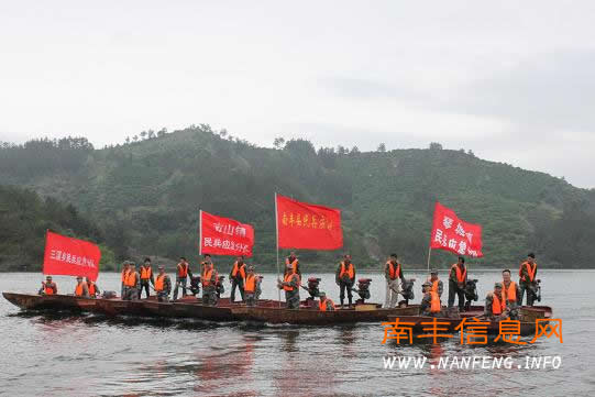 南丰县人武部组织民兵应急分队开展水上救援演练