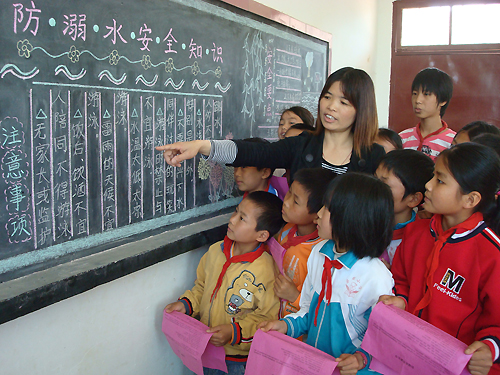 桑田中心小学老师在对学生进行防溺水教育