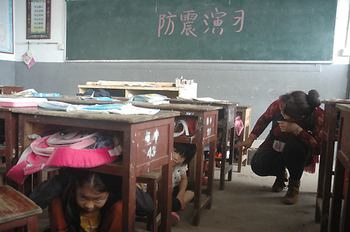 市山中心小学教师组织学生开展防地震安全演习