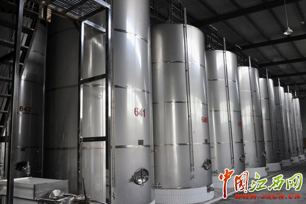 报道组走进南丰华夏五千年酒庄参观生产流水线。