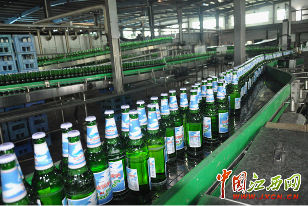 报道组一行首站走进全国食品工业强县南丰县—图为南丰蓝欣啤酒有限公司生产车间。