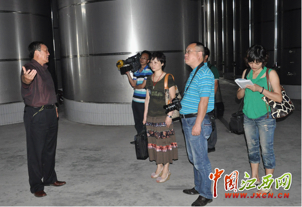 食品安全在基层报道组一行首站走进全国食品工业强县南丰县—华夏五千年酒庄。
