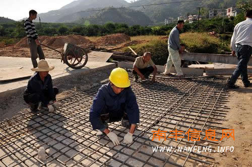 三溪乡柏苍村村民在建设村组公路
